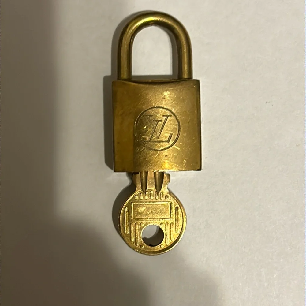 LOUIS VUITTON LOCK π AND KEY VINTAGE - Picture 1 of 3